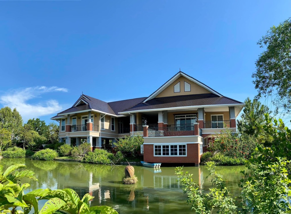 2-story detached house | Bang Bo area | 643 sq.w. | 4 bedrooms | Electric gate | Near Burapha Withi Expressway