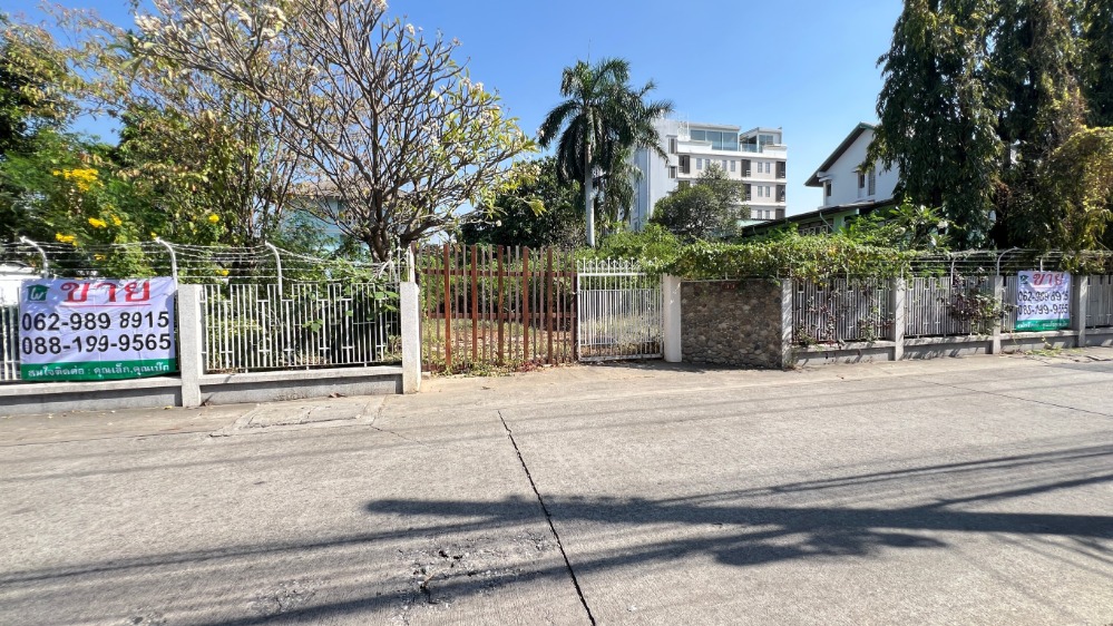 Land for sale, Soi Aree Samphan 7, Phaya Thai, area 400 sq m., in the heart of the city, land already filled in, beautiful plot shape. Land for sale, Soi Aree Samphan 7, Phaya Thai, area 400 sq m., in the heart of the city, land already filled in, beautiful plot shape.