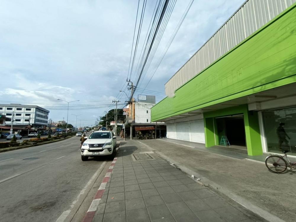 For rent, 3-storey building on Ram Intra - Phraya Suren Road, very good location, suitable for a shop / showroom / clinic. For rent, 3-storey building on Ram Intra - Phraya Suren Road, very good location, suitable for a shop / showroom / clinic.