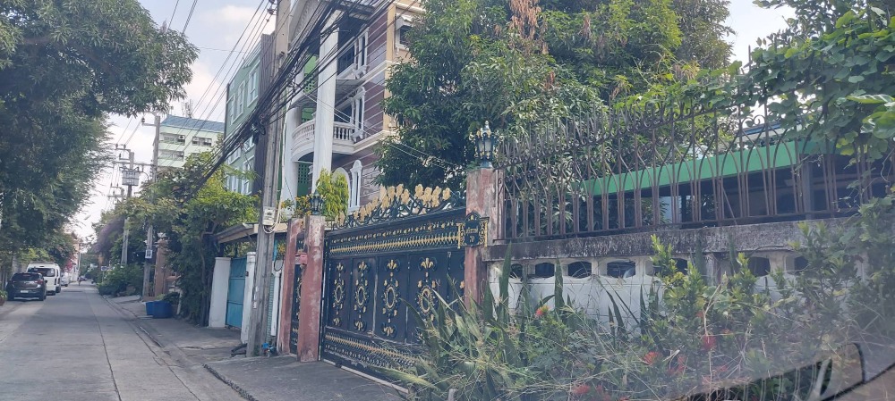 ขายที่ดินพร้อมบ้านเดี่ยว ซอยราชวิถี 2 แยกอรรถวิมล เขตพญาไท เนื้อที่ 102 ตร.ว (เป็นบ้านสร้างเอง) 6 ห้องนอน 4 ห้องน้ำ 3 ที่จอดรถ เป็นซอยตันเงียบสงบ ใกล้ทางด่วน ใกล้อนุสาวรีย์ชัย ใกล้โรงเรียนนานาชาติ – รูปที่ 2
