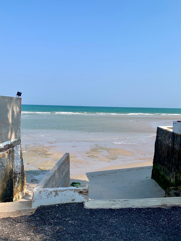 Sell ​​Land Hua Hin soi 7: 4-0-11 Rai 300m.to the beach 180,000,000 Am: 0656199198
