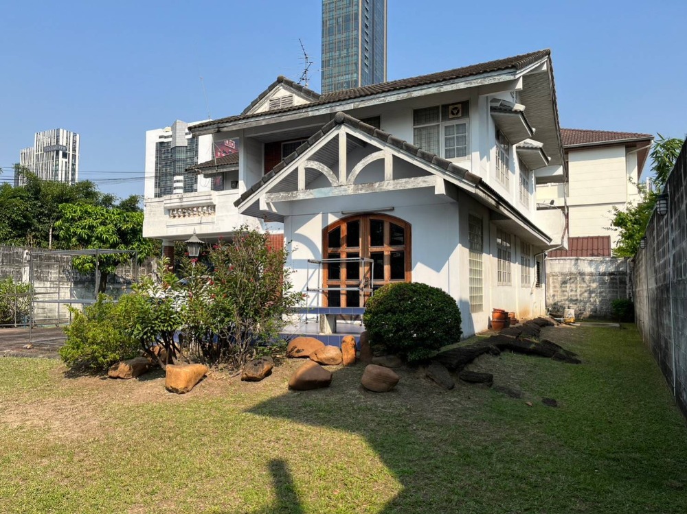 📢👇Land for Sale with a House in the Heart of Thonglor ideal for renovate house or build a new one