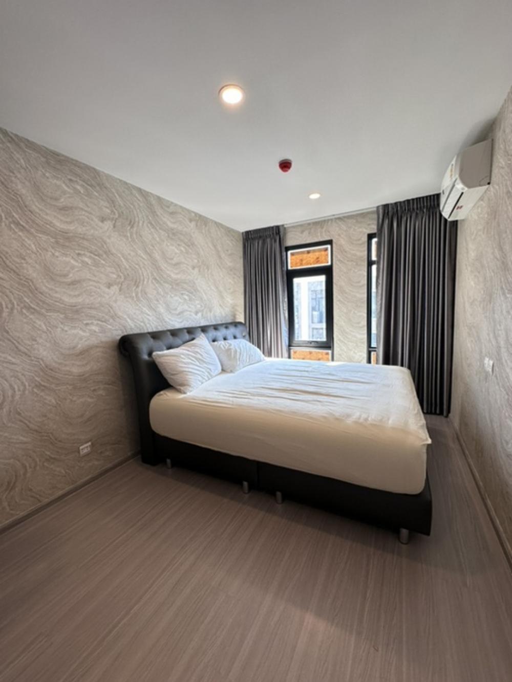Urgent sale, Aspire Asoke Ratchada, 2 bedrooms, very new condition.