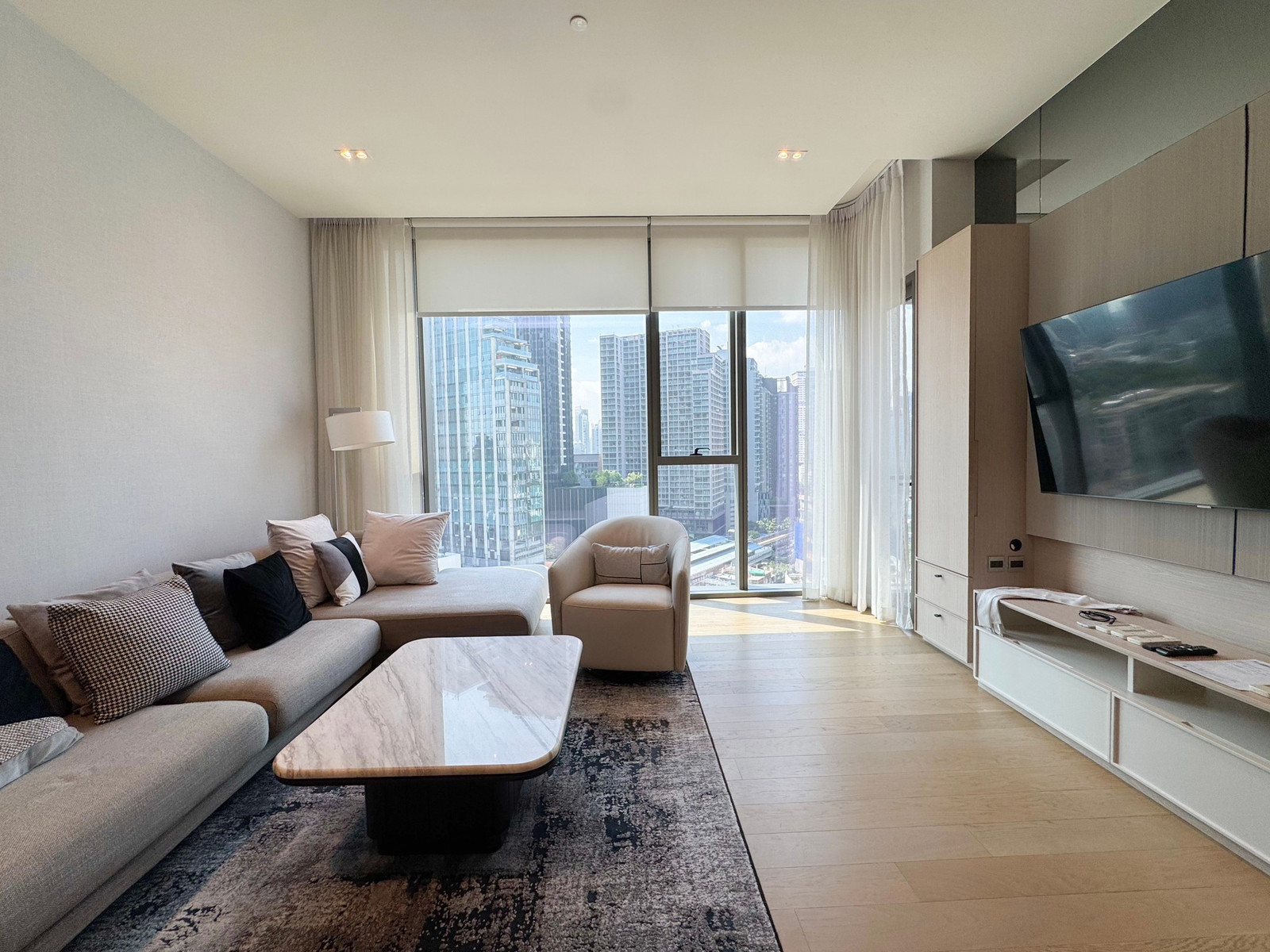 ♦ Prime Location ♦ 10++ Floor 90.76 sq.m. 2 Beds | Condo near BTS Thonglor 190 m., Major Cineplex Sukhumvit 550 m., Big C Ekkamai 1.6 km.