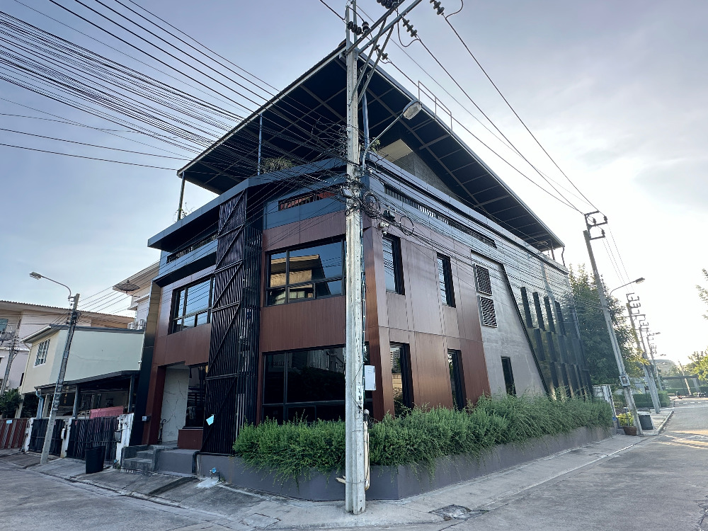 Home Office for sale, Pruksa Ville 65/2 Srisamarn project, corner house, beautiful addition, full space, meets every use, very good location, next to Robinson Srisamarn Department Store, only 100 meters. Home Office for sale, Pruksa Ville 65/2 Srisamarn project, corner house, beautiful addition, full space, meets every use, very good location, next to Robinson Srisamarn Department Store, only 100 meters.