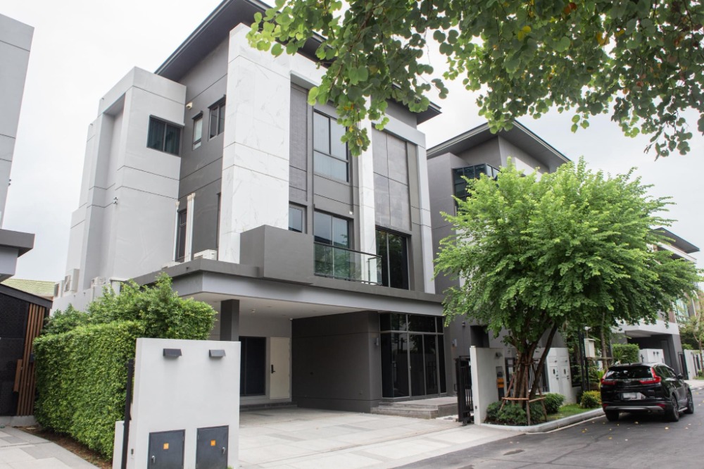 ♦ Super Luxury ♦ 3 storey Single house, 58.00 sq.w. | 3 beds Fully Furnished | near The Scene 4 mins, Lat Phrao Hospital 11 mins, and The Mall Ramkhamhaeng 13 mins