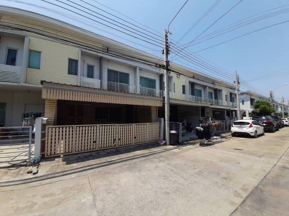 P-1387 Urgent sale and rental! The Connect On Nut 2, beautiful house with space to add a kitchen at the back. P-1387 Urgent sale and rental! The Connect On Nut 2, beautiful house with space to add a kitchen at the back.