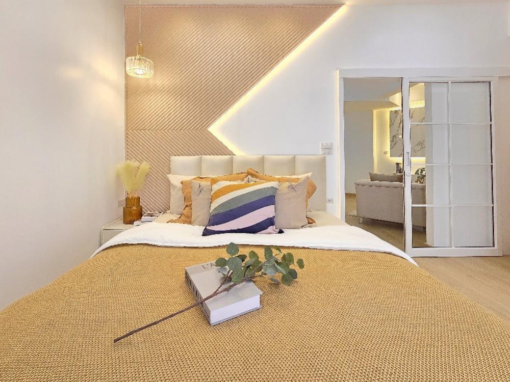 Corn cob condo, 2 bedrooms, 1 bathroom, 1 play area, with furniture throughout the room. Corn cob condo, 2 bedrooms, 1 bathroom, 1 play area, with furniture throughout the room.