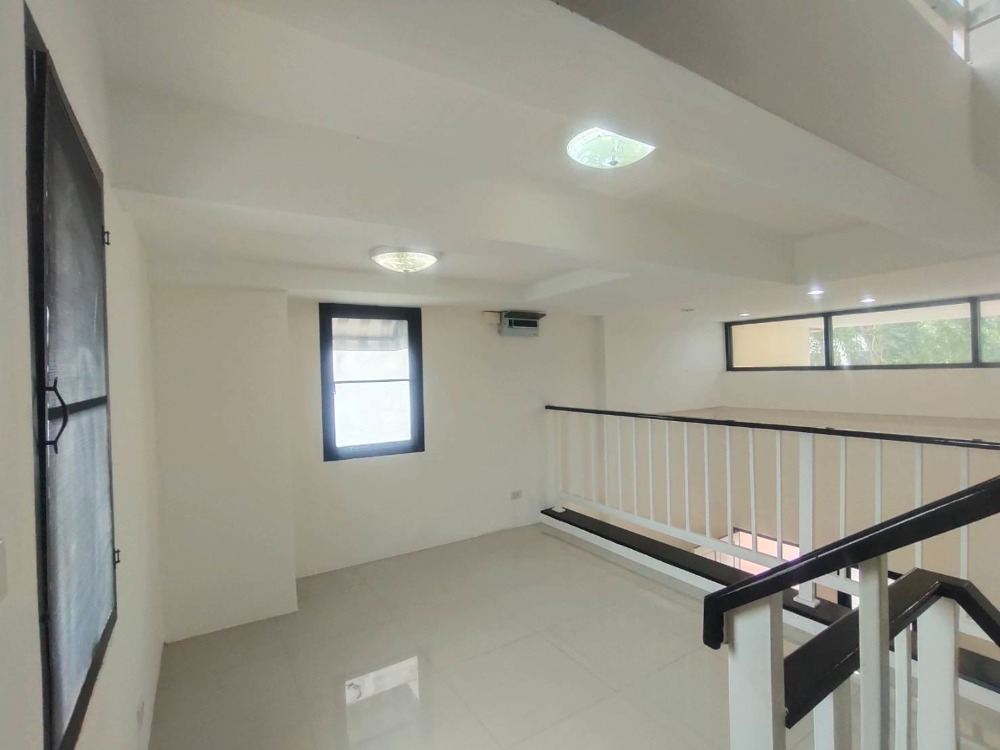 ขาย ทาวน์โฮม ที่พักอาศัย homeoffice รูปแบบอาคารทันสมัย 3.5 ชั้น 3 ห้องนอน 3 ห้องน้ำ ตกแต่งใหม่ – รูปที่ 4