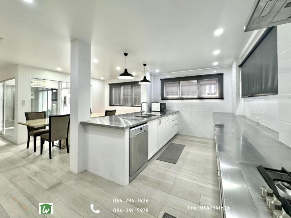 3-storey Town-style detached house for sale, Ekkamai-Thong Lo in Soi Ekkamai 23, Soi Wat Tax, convenient to access many ways, Soi Thonglor 20 or Soi Ekkamai 21