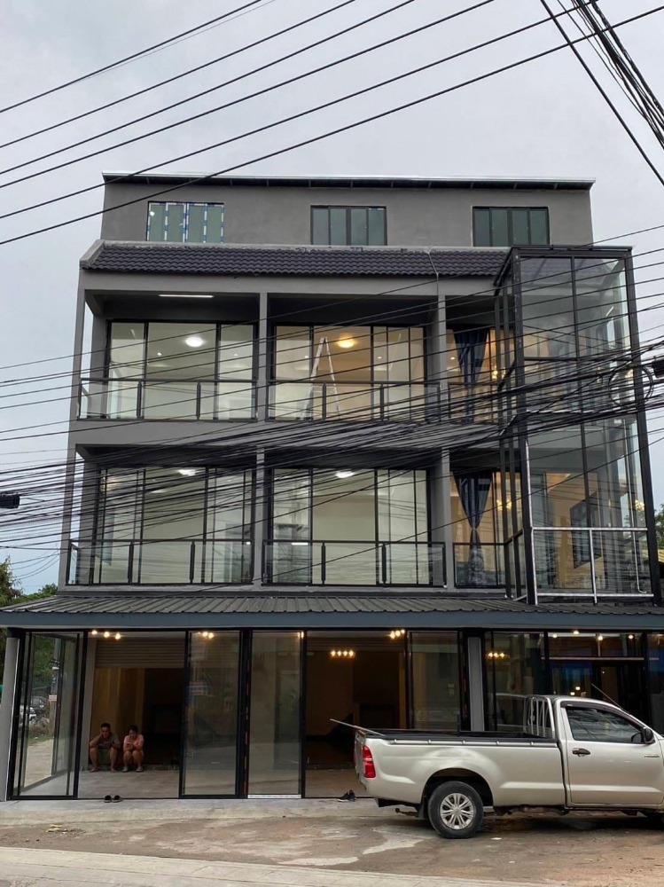 ✔️A row of 3-story buildings in Bang Lamung, situated along the main road near Nong Prue fresh market, equipped with an elevator.