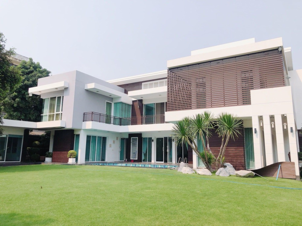 Modern detached house / with garden and swimming pool / near MRT Bang Chan. Modern detached house / with garden and swimming pool / near MRT Bang Chan.