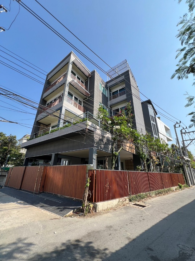 Luxury modern house / 4-story detached house / near BTS Phra Khanong Luxury modern house / 4-story detached house / near BTS Phra Khanong