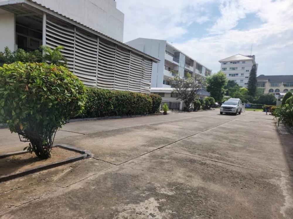 ขายที่ดินติดถนนเอกมัย