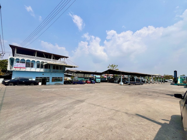 Land for sale, red layout, Suksawat, Samut Prakan, beautiful plot with buildings, near Customs, the port, in a community area, industry, warehouses, warehouses and many goods transport