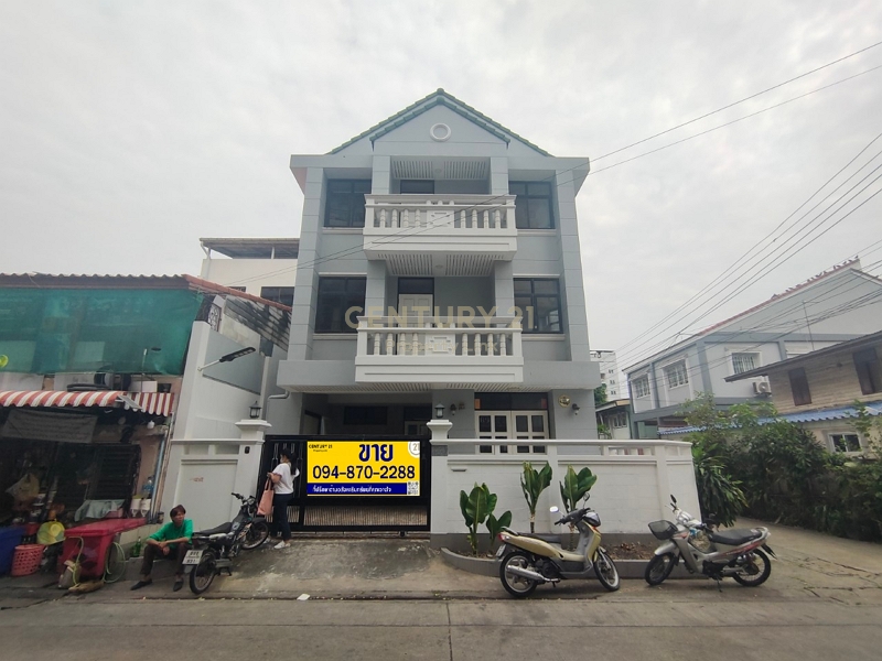 Urgent sale, detached house, Huai Khwang zone. Soi Pracharat Bamphen, 3-story detached house with attic floor/50-HH-67011
