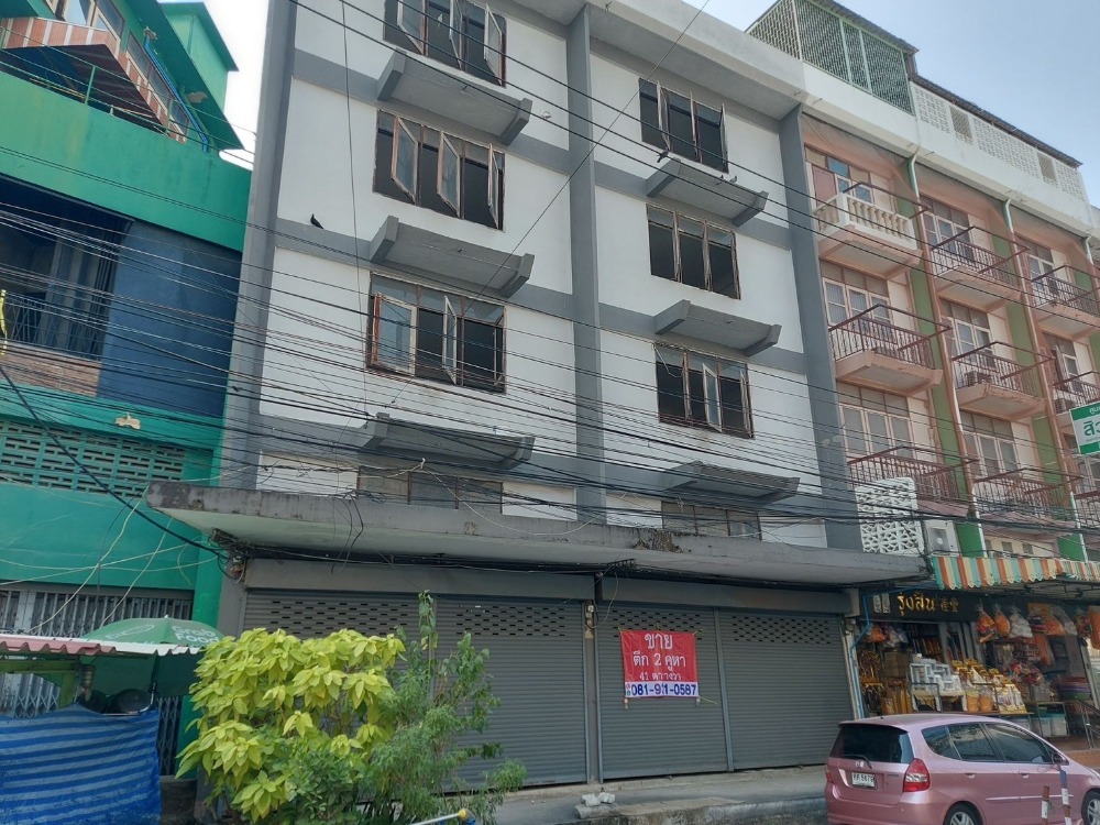 Commercial building for sale, 2 units next to each other, very good location, near BTS Udomsuk. Commercial building for sale, 2 units next to each other, very good location, near BTS Udomsuk.