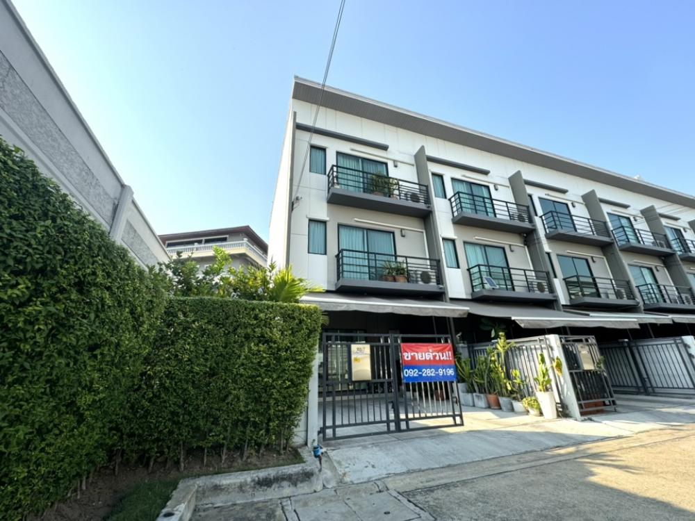 3-story townhome for sale, Baan Klang Muang Pinklao-Charan (corner house) in front of the house, no buildings blocking it, beautiful view, not uncomfortable, special price. Interested call: 0922829196