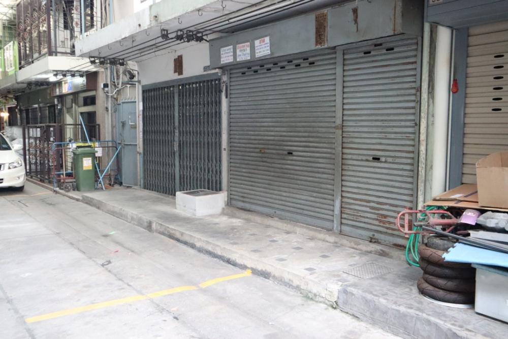 ขายอาคารพาณิชย์ 2 ห้องตีทะลุกันเหมาะสำหรับ renovate ทำโกดังเก็บชอง หรือบ้านพัก ราคาคุ้มกว่าซื้อคอนโดใจกลางสาทร ถนนจันทน์ ใกล้ตลาด ทำโกดังขายของ live สดขายได้รับส่งของสะดวกใจกลางสาทร ขายถูกสุดๆ ต่อรองได้ – รูปที่ 2