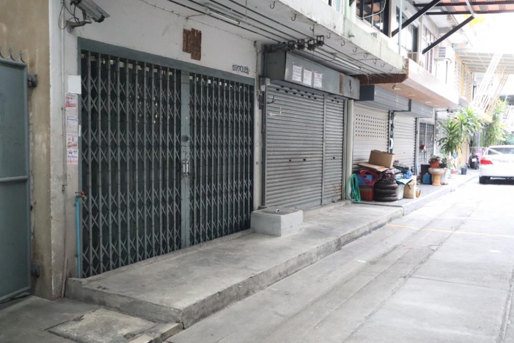 ขายอาคารพาณิชย์ 2 ห้องตีทะลุกันเหมาะสำหรับ renovate ทำโกดังเก็บชอง หรือบ้านพัก ราคาคุ้มกว่าซื้อคอนโดใจกลางสาทร ถนนจันทน์ ใกล้ตลาด ทำโกดังขายของ live สดขายได้รับส่งของสะดวกใจกลางสาทร ขายถูกสุดๆ ต่อรองได้ – รูปที่ 3