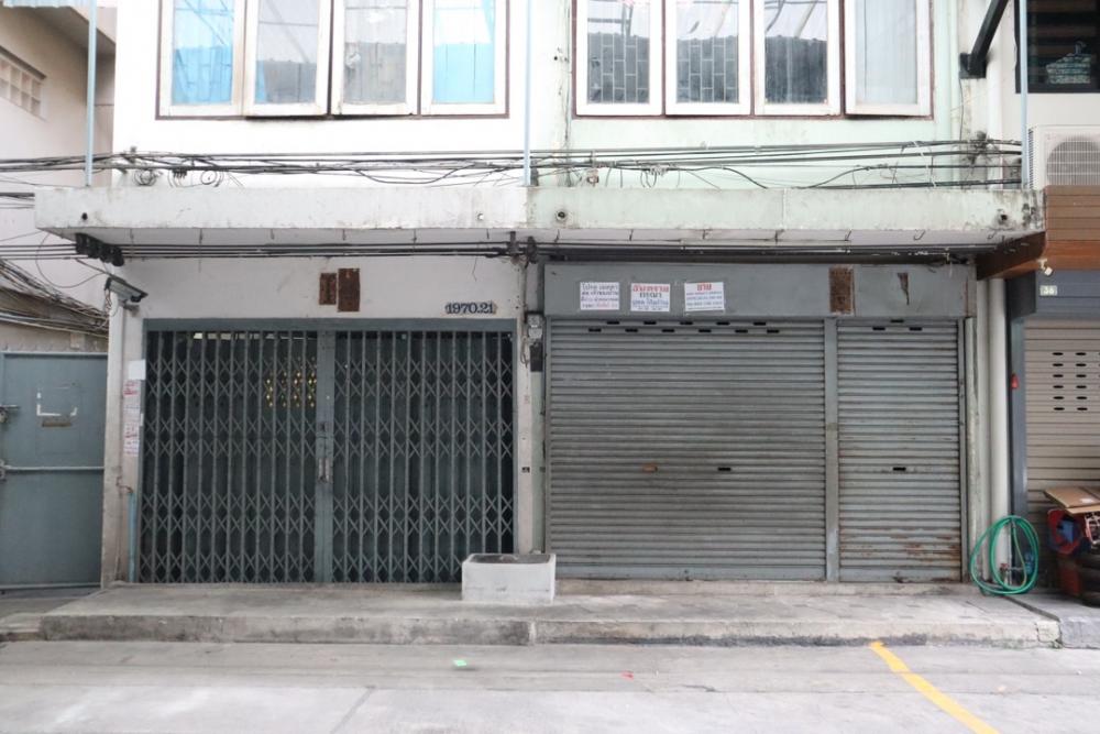 ขายอาคารพาณิชย์ 2 ห้องตีทะลุกันเหมาะสำหรับ renovate ทำโกดังเก็บชอง หรือบ้านพัก ราคาคุ้มกว่าซื้อคอนโดใจกลางสาทร ถนนจันทน์ ใกล้ตลาด ทำโกดังขายของ live สดขายได้รับส่งของสะดวกใจกลางสาทร ขายถูกสุดๆ ต่อรองได้ – รูปที่ 4