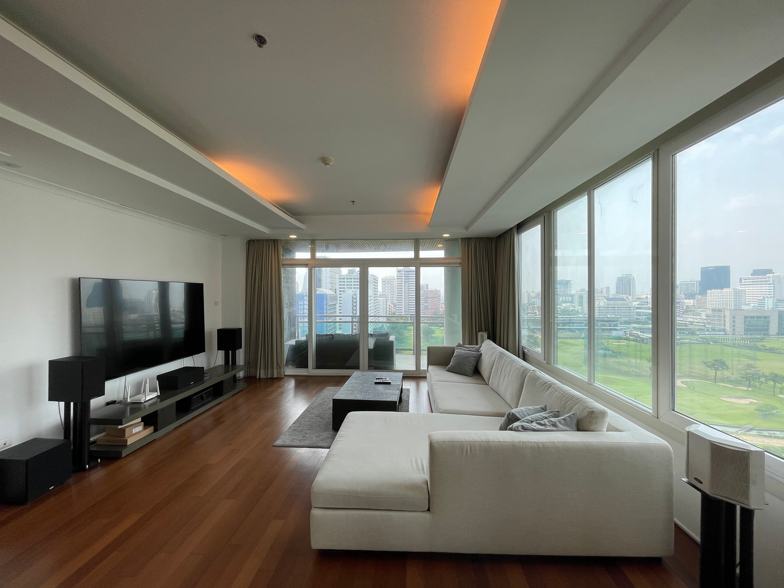 Luxurious condo Renovate/4 beds/268 sqm. Spacious living area with city and golf court views, near Lumpini Park. Only 300 meters from BTS. Private lift access to each floor. 