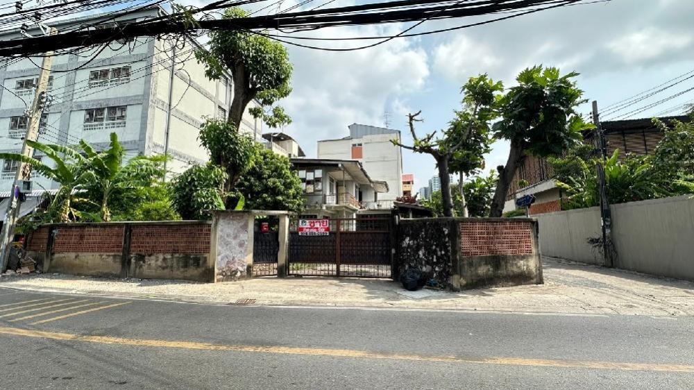 Land for sale with 2-story detached house, 147 sq m., near Central Pinklao, Borommaratchachonnani 5, Charan 45. Land for sale with 2-story detached house, 147 sq m., near Central Pinklao, Borommaratchachonnani 5, Charan 45.