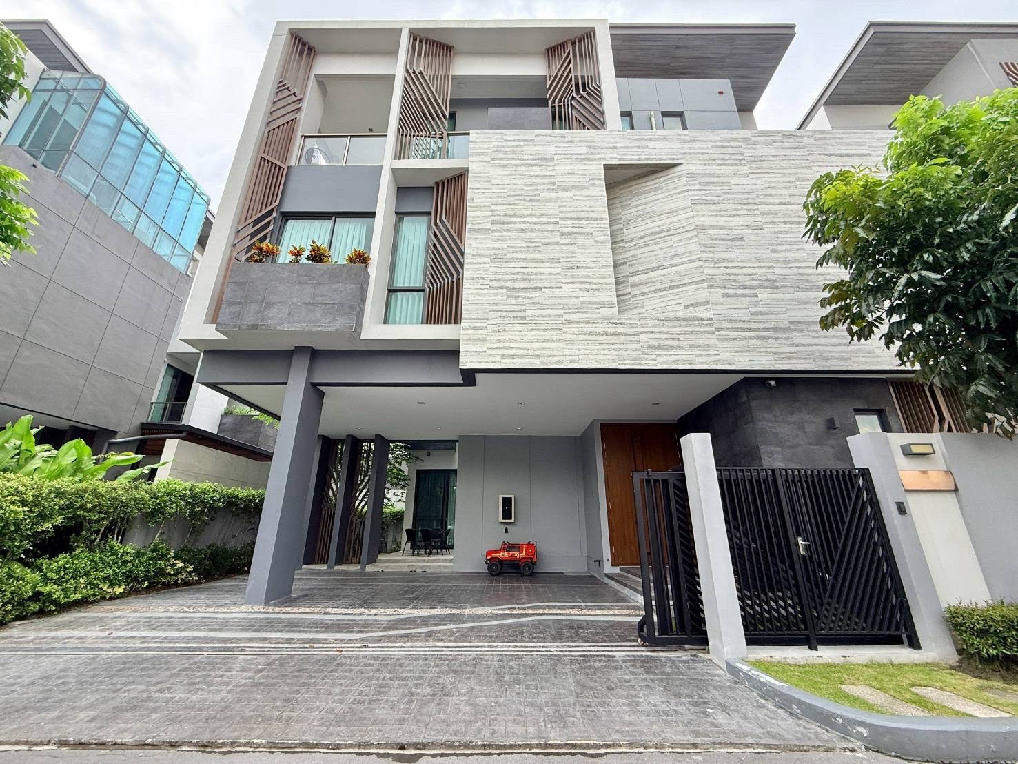 ** For rent The Gentry Pattanakarn 2, new luxury villa project in the heart of the city, only 5 km. to Thonglor, house near clubhouse.