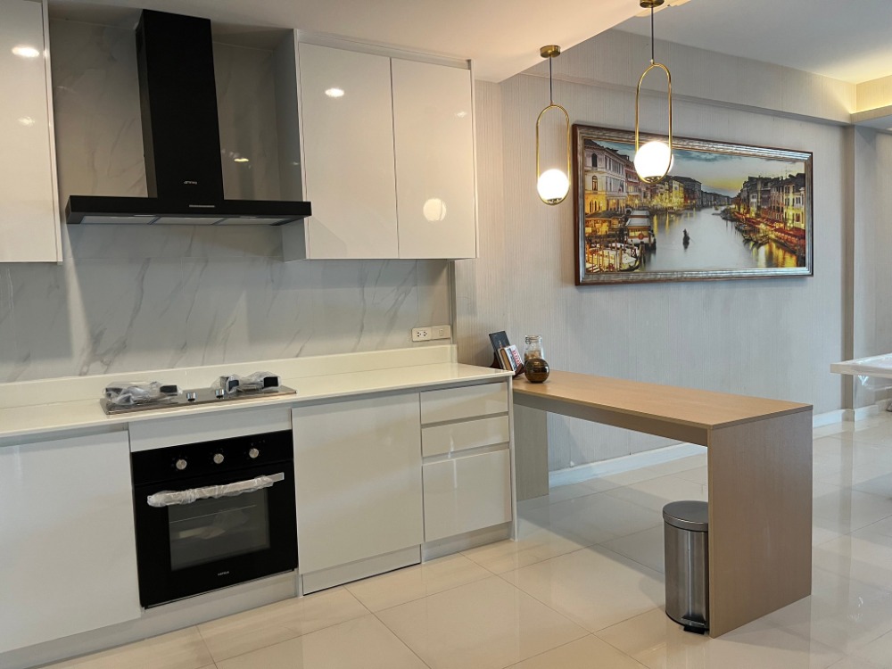 Townhome 3 beds 4 baths Renovated in Modern Styles