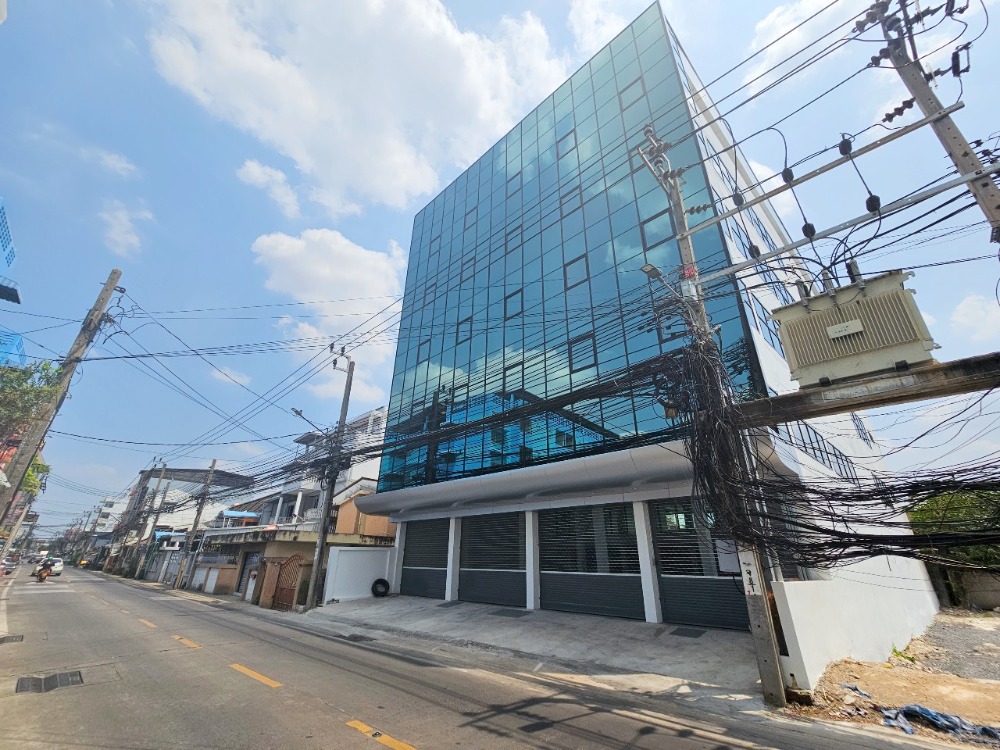 For sale: 6-storey office building (including rooftop), 100 sq m, Lat Phrao 87, newly renovated, on main road, not deep into alley, near BTS