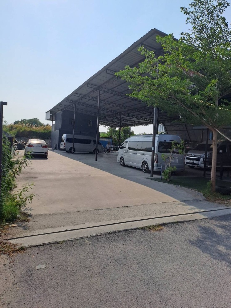 Warehouse for rent, car repair garage, old Sukhumvit line or alley next to Satri School, 200 sq m, rental price 45,000 baht per month.