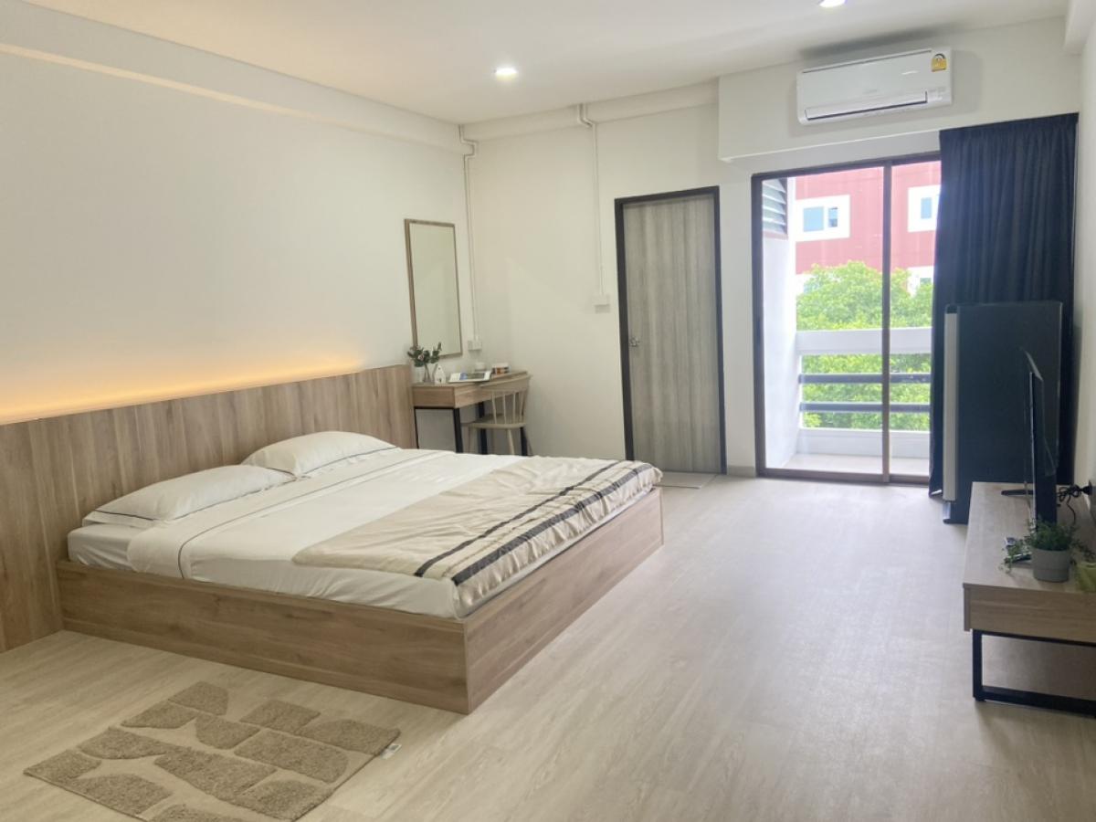 Studio room for rent, newly renovated, minimalist style. Near Thonglor BTS station Ready to move in immediately. Newly refurbished minimal style studio room for rent only 600 m. from BTS Thong Lor station. Ready to move in now!