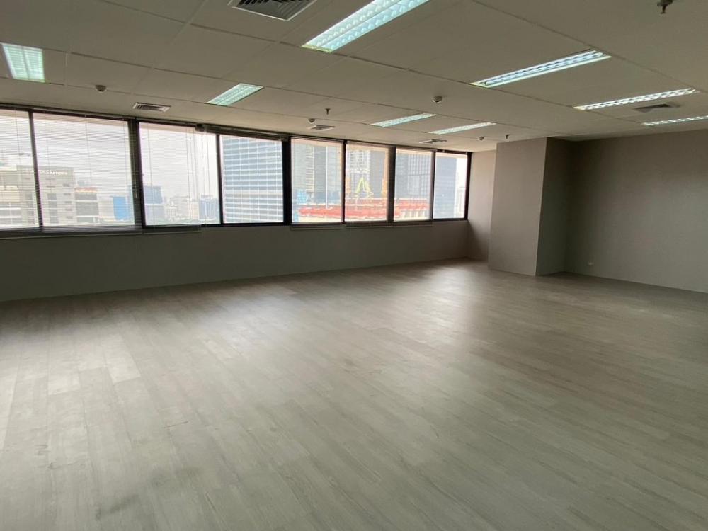 📢👇Sell with tenant rental 100k contract til 1 Jan 28
 Office space for rent / sale located in Lumphini Tower with 12 elevators, separated into high and low zones, convenient for visitors.
