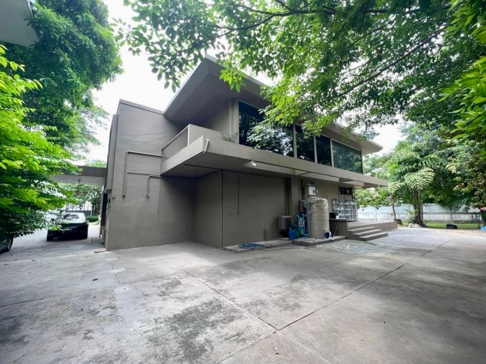 Land for sell Sukhumvit 49 yak 15: 802 sqwah 1,200,000,000  bht. Am: 0656199198