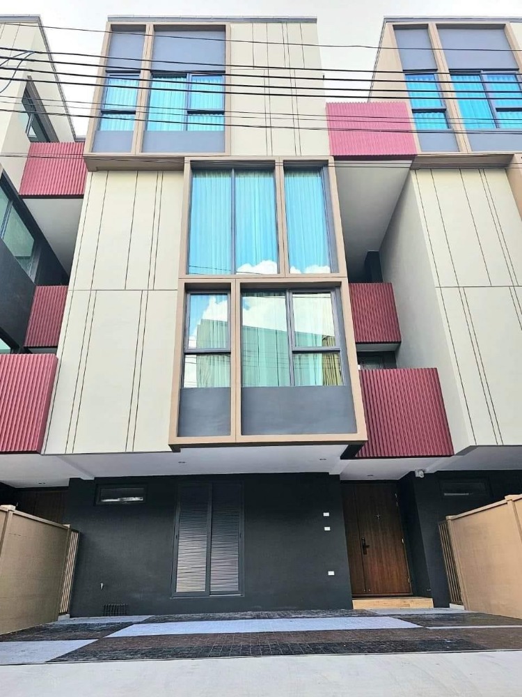Baan Klang Muang Classe Sukhumvit 77 | 2-bedroom townhome | Near BTS On Nut 3 minutes and Yellow Line MRT Sri Nut station. Baan Klang Muang Classe Sukhumvit 77 | 2-bedroom townhome | Near BTS On Nut 3 minutes and Yellow Line MRT Sri Nut station.