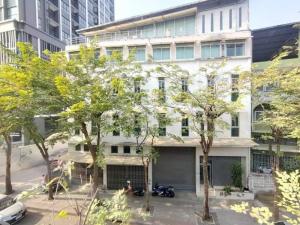 Commercial building for sale 5 buildings next to each other, Soi Itsaraphap 5, great location, next to the big roundabout. Near Icon Siam, corner plot 1,100 sq m.