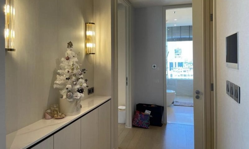 The Strand Thonglor 185 sq.m. 329,000 B Eng 中 日 Please add LINE ID @806qphgn o8415o5483