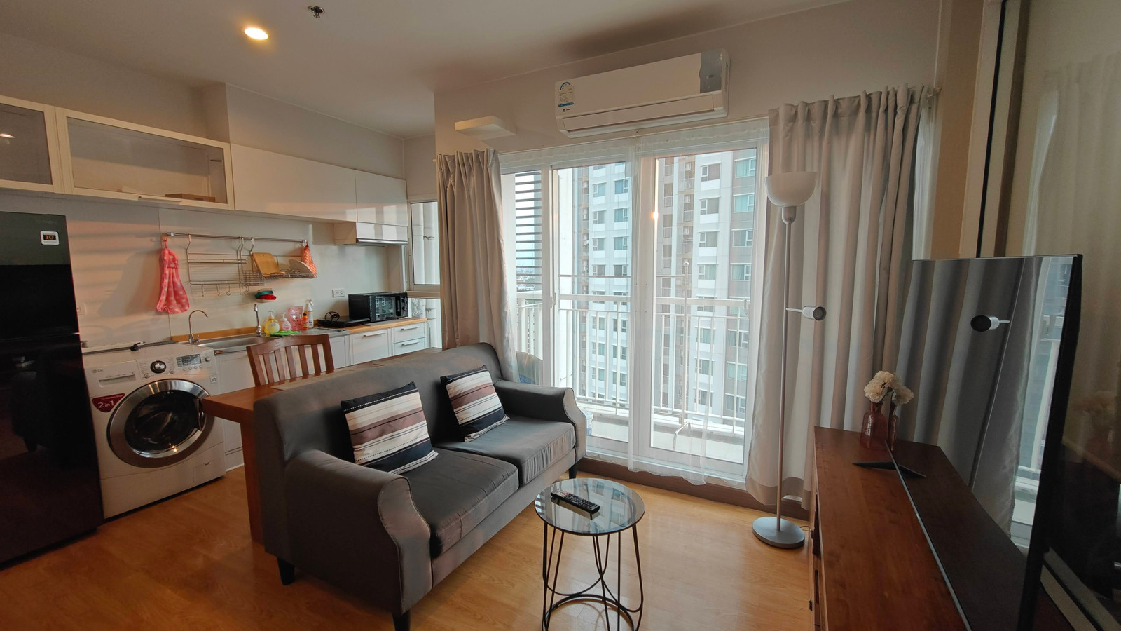 Convenience with TV, microwave, washing machine. and the internet! 1 bedroom room, 35 sq m. at The Parkland Grand Taksin. Convenience with TV, microwave, washing machine. and the internet! 1 bedroom room, 35 sq m. at The Parkland Grand Taksin.