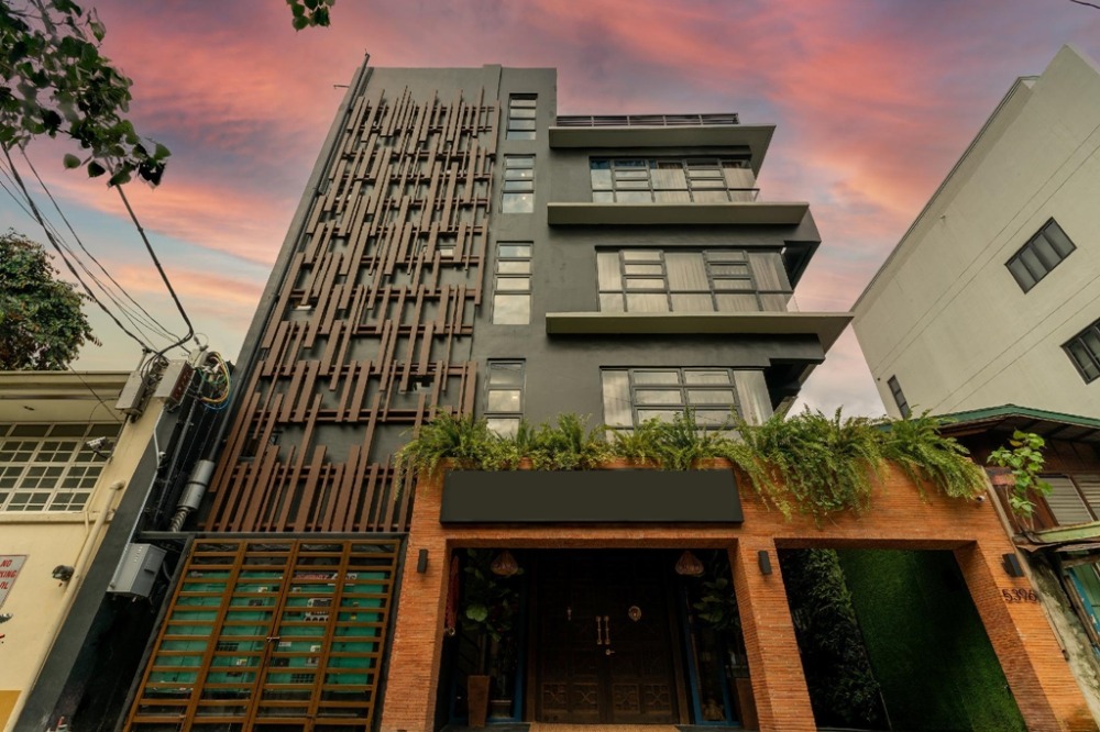 3-star hotel for sale, 40 rooms, Lat Phrao area, near the Yellow Line, Phawana Station 900 meters.