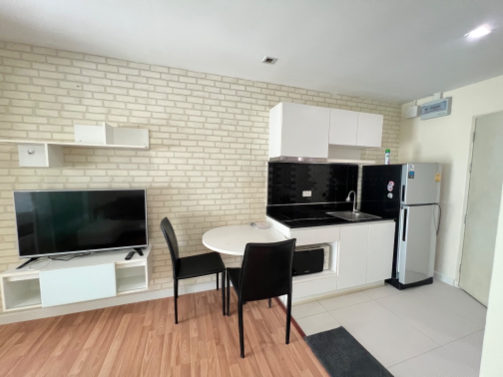 For rent: We Condo Ekkamai-Ramindra, Building E, pool view, size 33 sq m., has washing machine.
