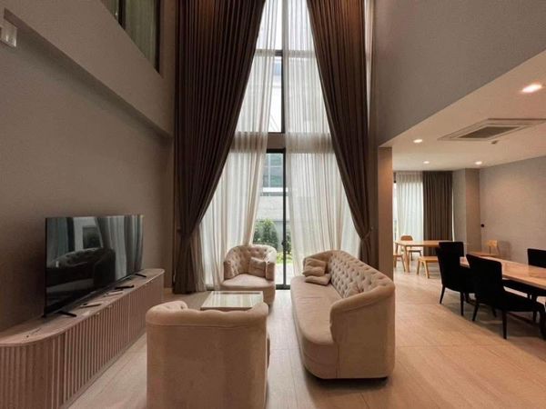 Luxury villa for rent, The Gentry Pattanakarn, only 5 km. to Thonglor.