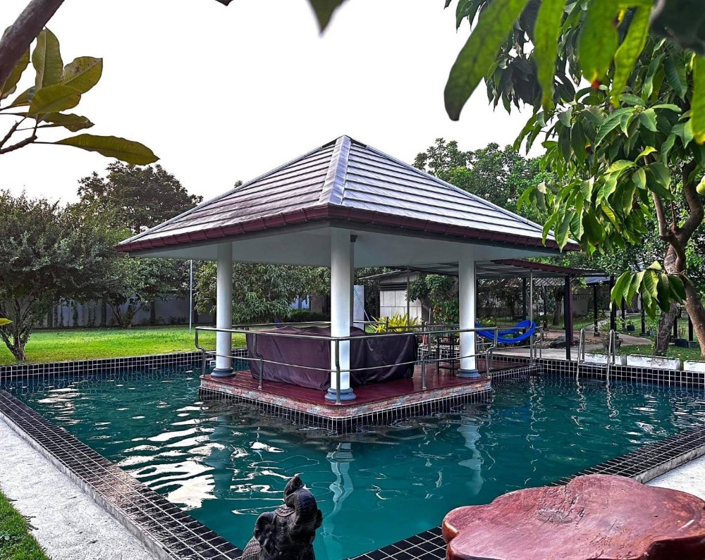 บ้านพร้อมอาคารและร้านอาหาร | 4 ห้องนอน | 881 ตร.ว. | มีสระว่ายน้ำระบบน้ำเกลือ | ทำฟรามสัตว์เลี้ยงได้ | ใกล้สิ่งอำนวยความสะดวก ห้างสรรพสินค้า  โรงพยาบาล มหาวิทยาลัย ทางด่วน ครบครัน – รูปที่ 3