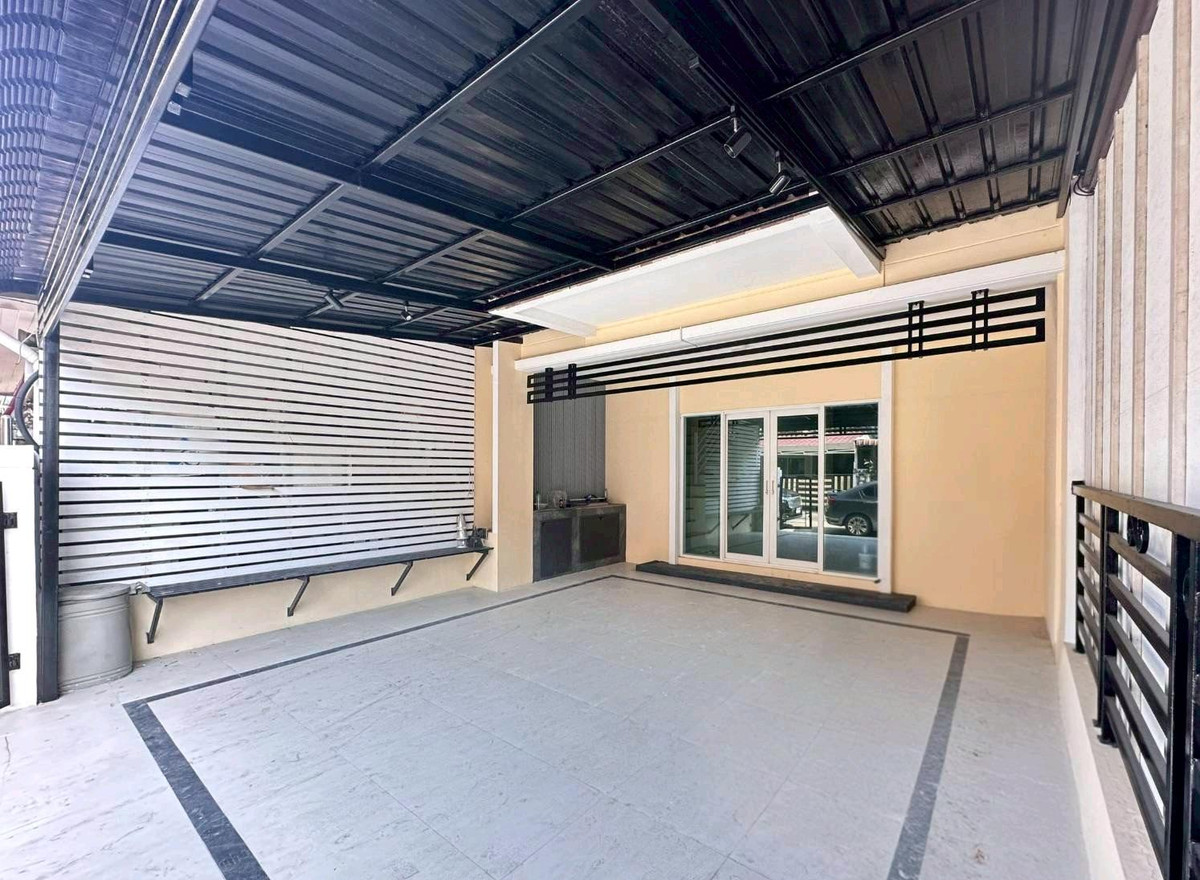 Newly renovated townhome in the Ratchaphruek area. Newly renovated townhome in the Ratchaphruek area.