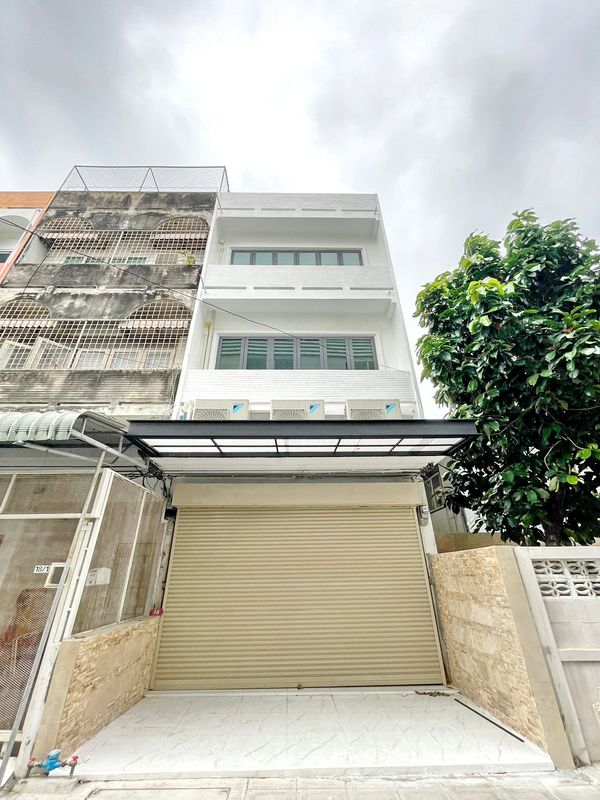 HK0068😊 For RENT Home office for rent, 3 floors, 3 bedrooms, near MRT Huai Khwang, house area: 16 sq m, usable area: 160 sq m, rent: 45,000฿📞O99-5919653,O65- 9423251✅LineID:@sureresidence