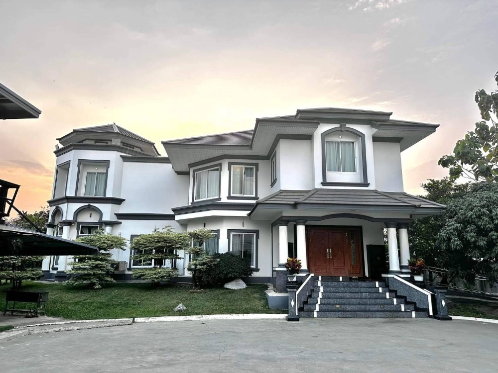 House with building and restaurant | 4 bedrooms | 881 sq.w. | There is a salt water swimming pool | Pet friendly | Near amenities Department stores, hospitals, universities, expressways, complete