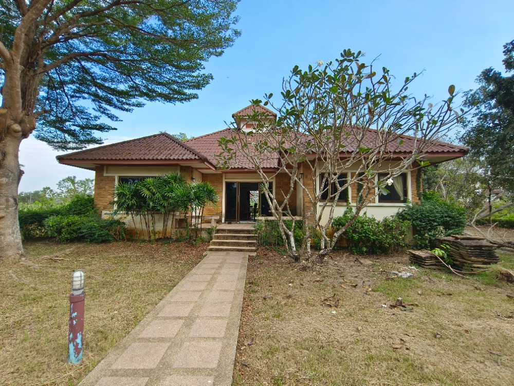 Cheap house for rent, Cholapruek Resort, Nakhon Nayok, area 1 rai, built-in, good atmosphere, good value, favorable price, location near tourist attractions.