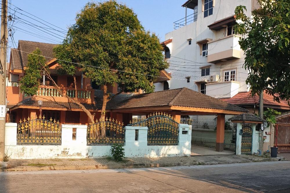 Kunalai Thawi Watthana Village: Big house, best location of the project, cute price, good value, worth the price. Kunalai Thawi Watthana Village: Big house, best location of the project, cute price, good value, worth the price.