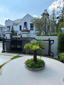 P-2508 Urgent sale! Nantawan Rama 9-Bangkok Krungthep Kreetha New Road, potential location near the expressway entrance and exit.