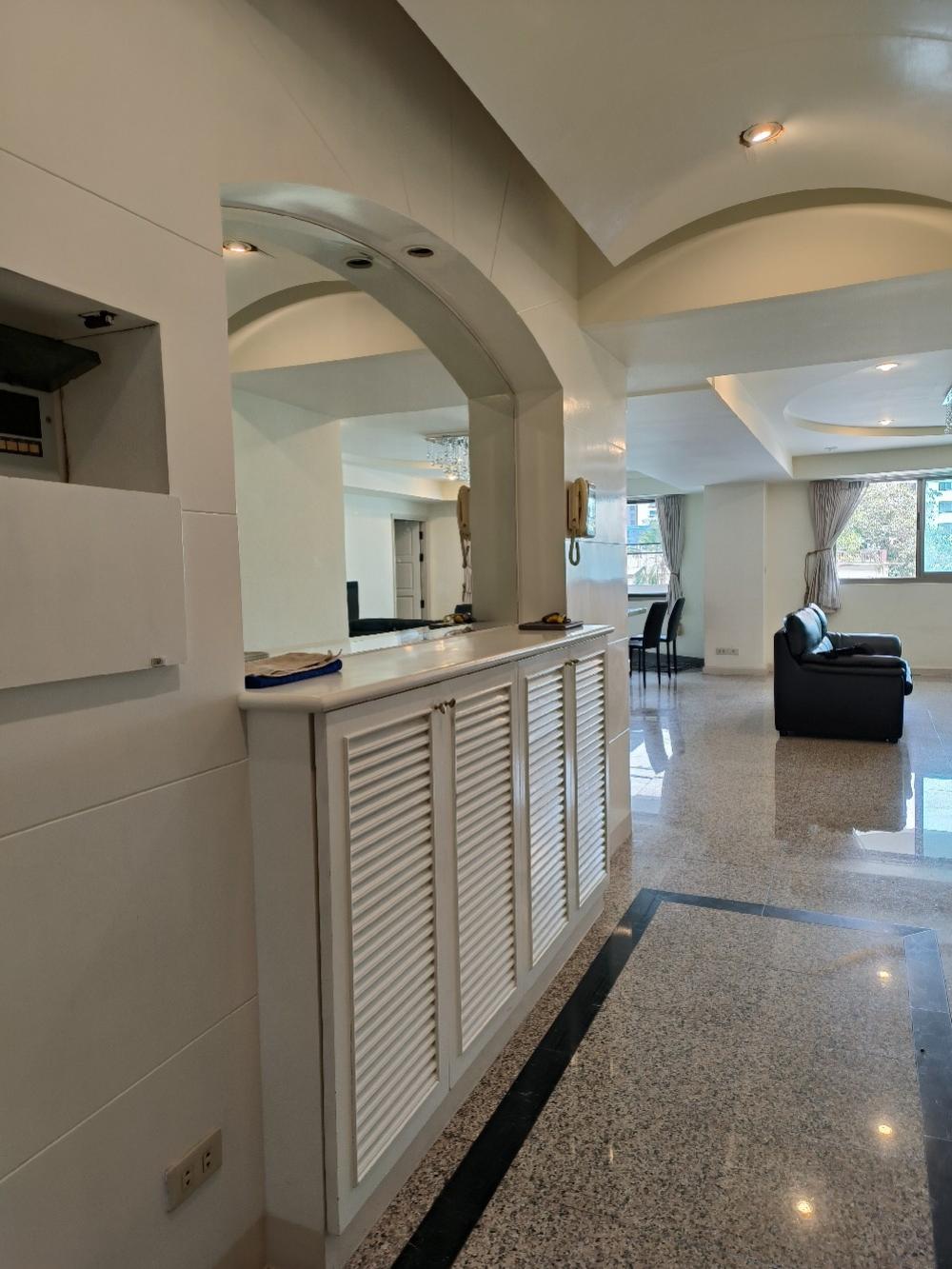 Royal Castle sukhumvit, 164sqm, 3bedrrom 3bathroom, big living room.fully furniture. Royal Castle sukhumvit, 164sqm, 3bedrrom 3bathroom, big living room.fully furniture.