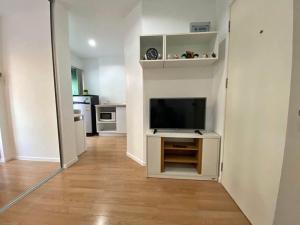 K-5551 Urgent sale! Condo LPN Ville On Nut 46, beautiful room, fully furnished, ready to move in.